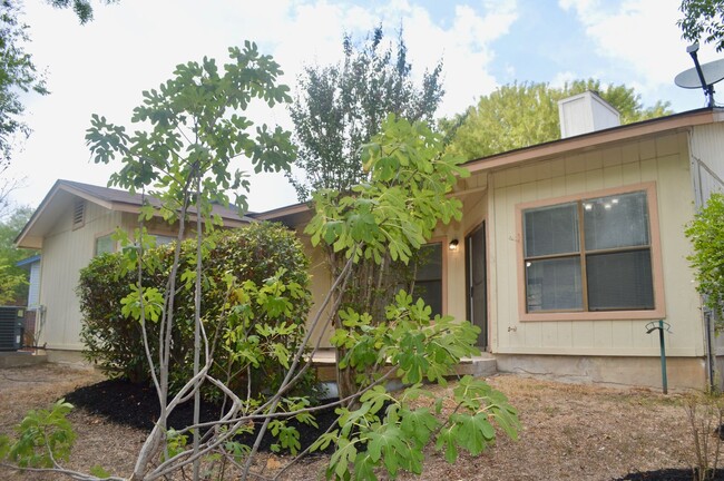 Building Photo - Charming 3 bed 2 bath with a converted gar...
