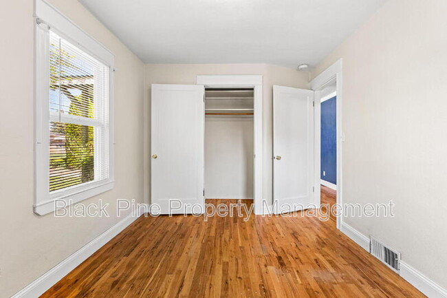 Building Photo - 221 W Elm St