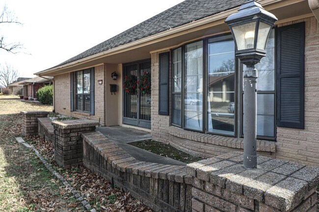 Building Photo - Located in South Tulsa - 3 Bedroom Home!!