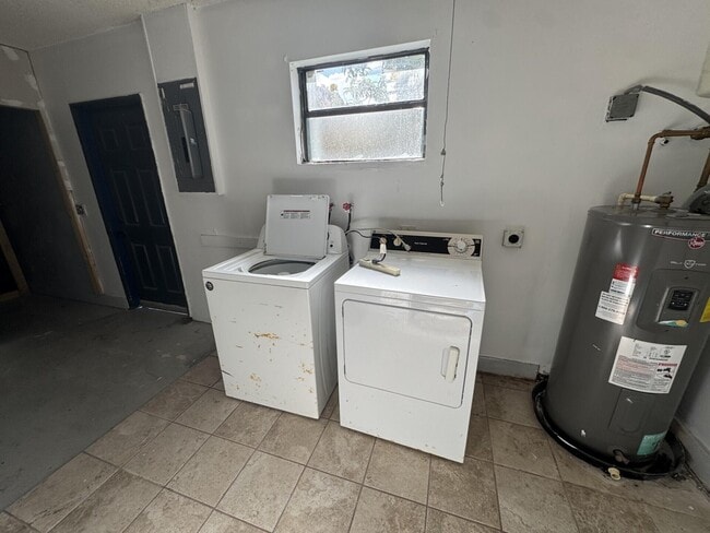 Building Photo - 710 NW Airoso Blvd