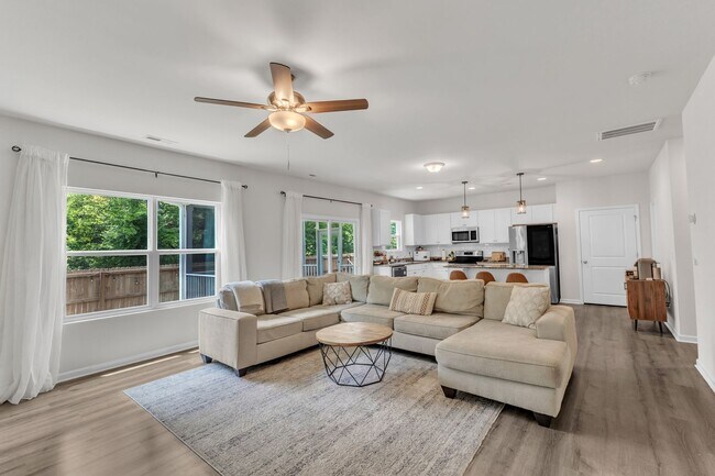 Building Photo - Spacious 3-Bedroom Home for Rent in Knight...