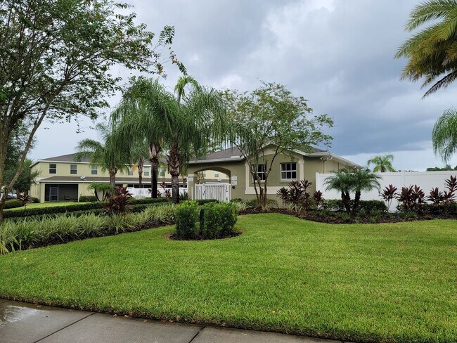 Building Photo - Beautiful Townhome in the Heart of New Tampa!