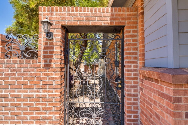 Building Photo - 2724 N Gill Ave