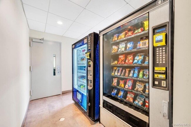 Building Photo - 100 W Broadway