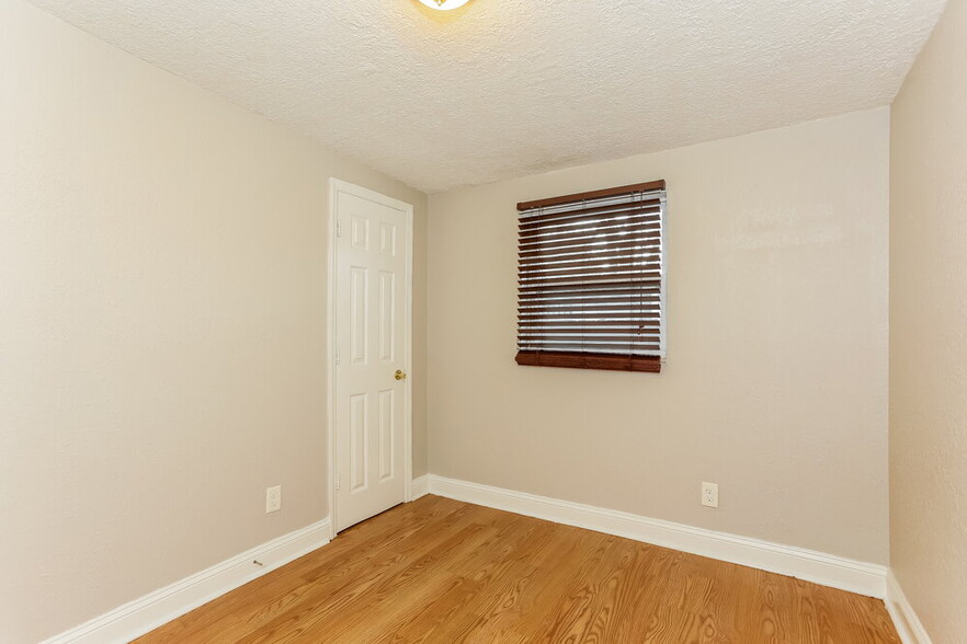 Building Photo - 1458 W 19th St