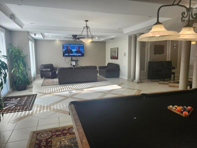 Building Photo - 533 NE 3rd Ave