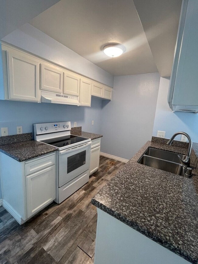 Building Photo - Clean and beautiful Condo!