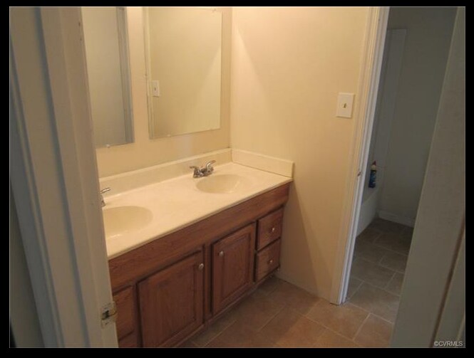 Main Bath - 1413 Kemper Street