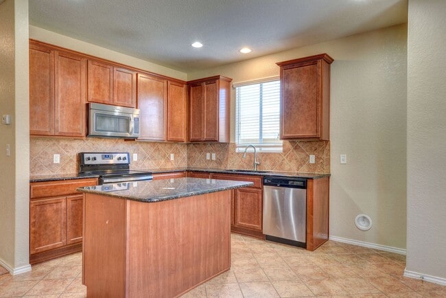 Building Photo - 4 Bedroom/3 Bath Ridge of Silverado Hills Subdivision