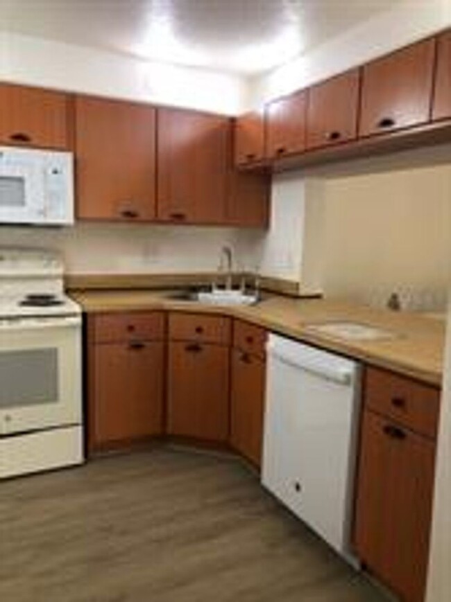 Building Photo - Remodeled 2 Bedroom, 2 Bath Condo in The P...