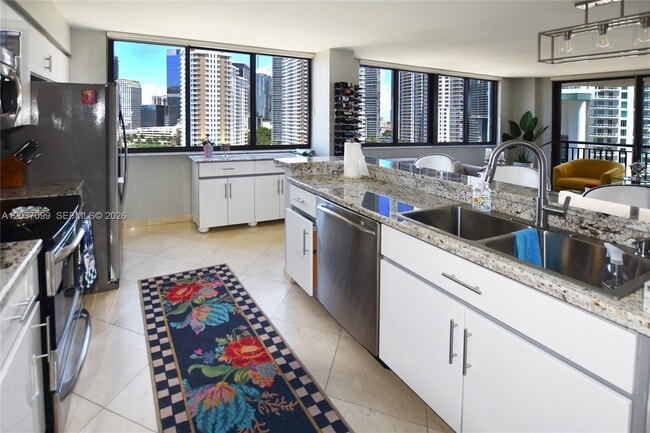 Building Photo - 540 Brickell Key Dr