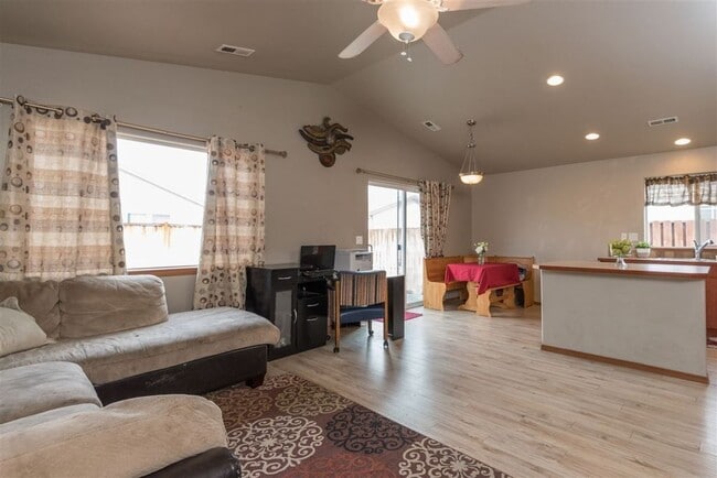 Building Photo - Charming and Bright 3 Bed, 3 Bath Home in ...