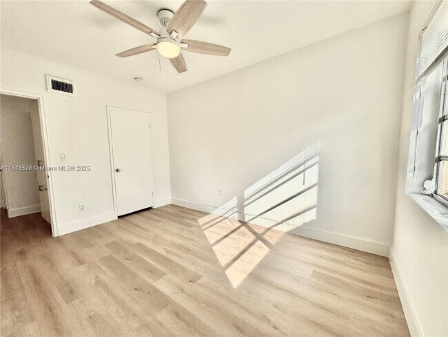 Building Photo - 4740 Pine Tree Dr