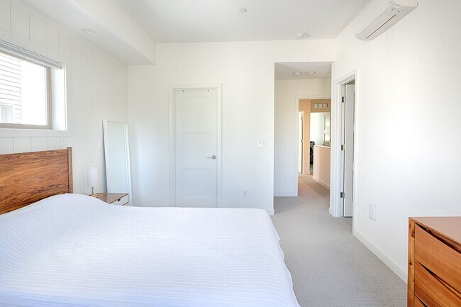 Building Photo - Impeccable Designer Townhome