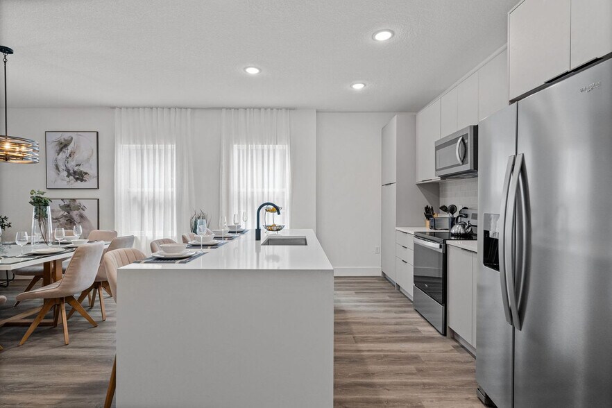 Building Photo - 2501 Santorini Dr