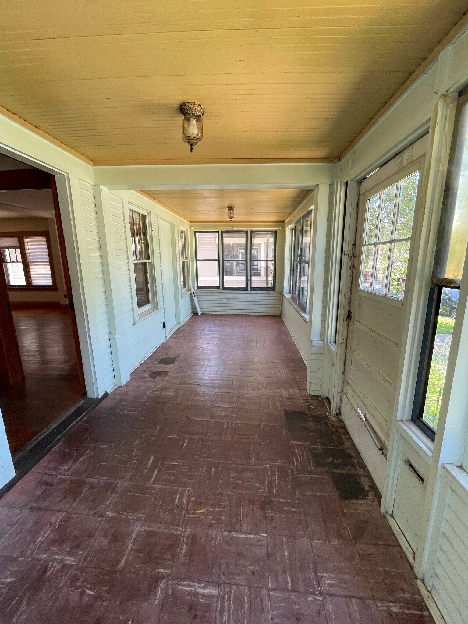 Screened Porch - 2549 Upham St