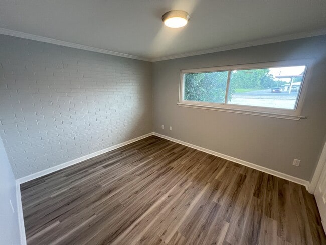 Building Photo - Must See! 1 bedroom, 1 bath apartment on H...