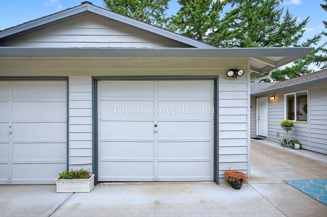 Building Photo - 119 SE Sweetbriar Ln