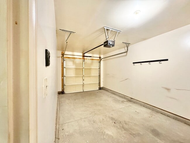 Building Photo - 3 Bedroom End Unit in Robyn's Glen !