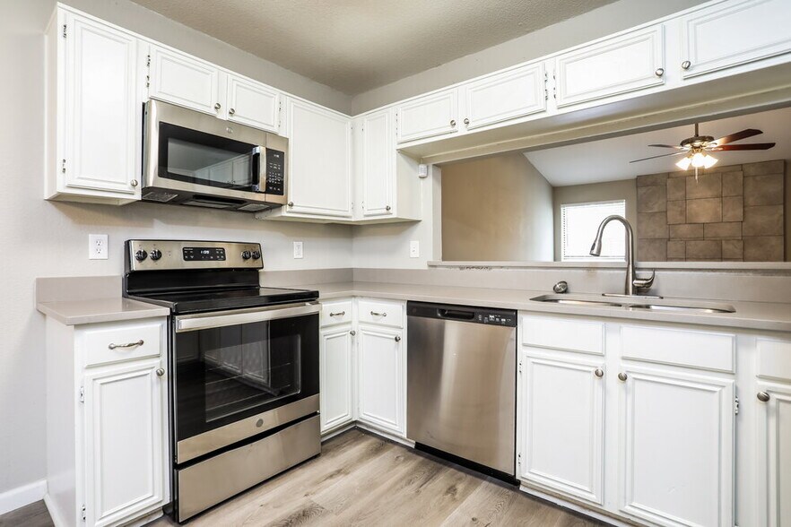 Building Photo - 4210 Glen Hollow Cir