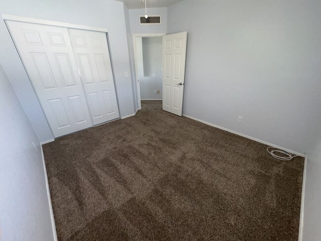 Building Photo - Beautiful eastside location