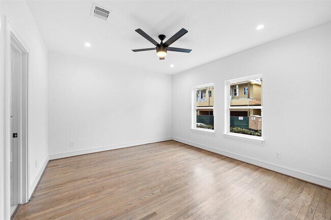 Building Photo - 1011 E 28th St
