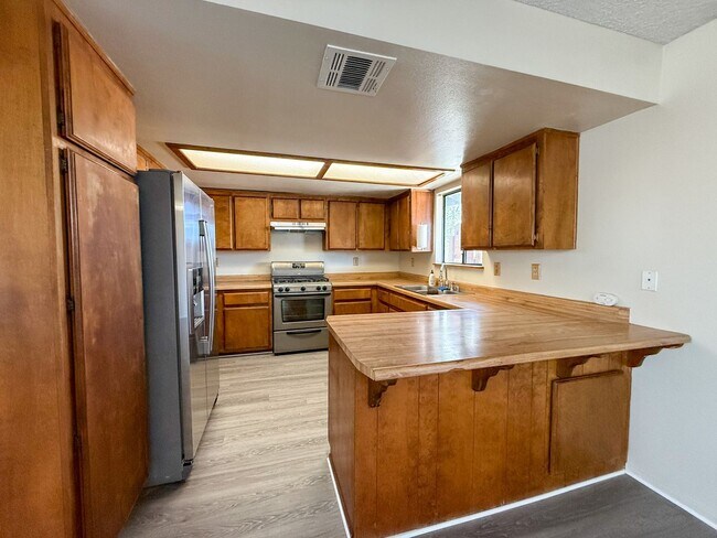Building Photo - 3 bedroom Home on 2 Acres