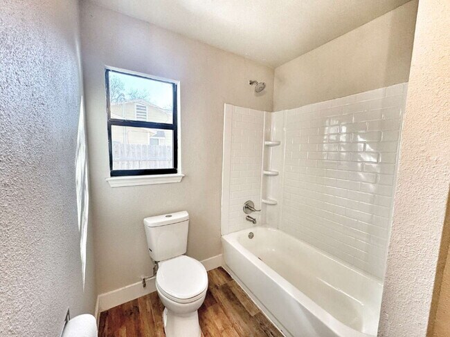 Building Photo - 159 S Hackberry Ave