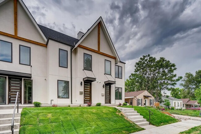 Building Photo - Beautiful + Spacious 2 Bed Townhome