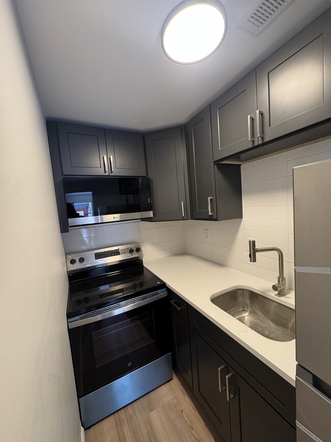 Building Photo - 839 S Jackson St