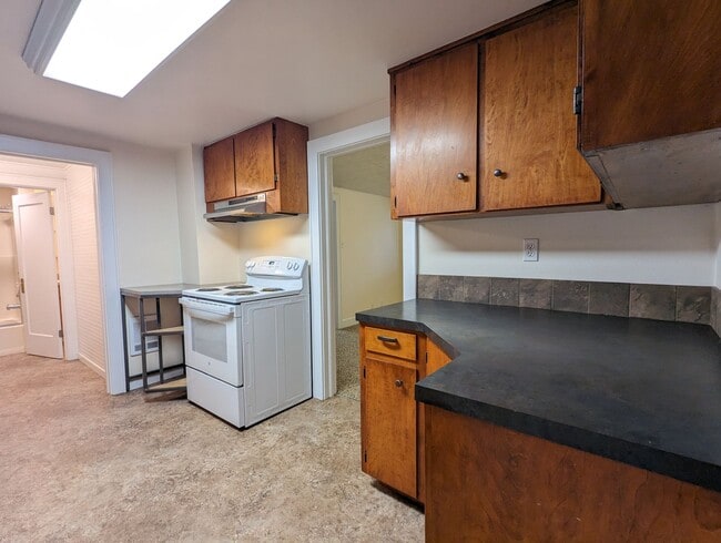 Building Photo - Spacious 2-Bedroom, 1-bath Home Close To Owen Rose Gardens!