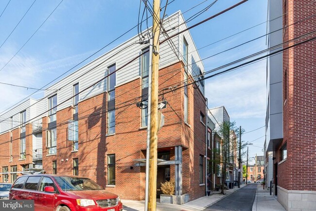 Primary Photo - 824 E Thompson St