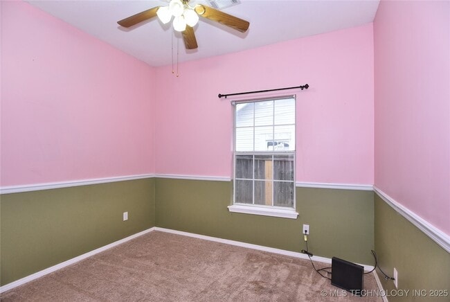 Building Photo - 319 S Gillette Ave