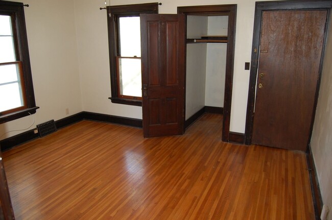 Building Photo - Cozy 2nd floor apt in Near South!