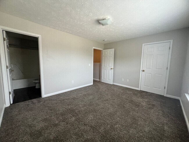 Building Photo - MOVE IN SPECIAL!  HALF OFF FIRST MONTHS RENT!