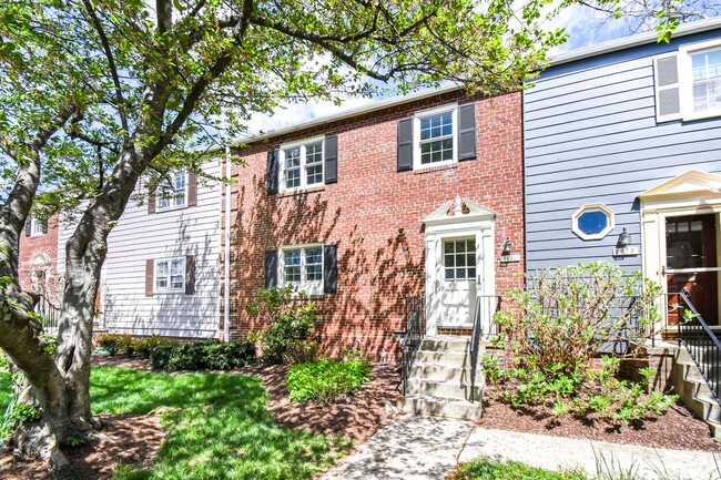 Primary Photo - Fabulous Townhouse in Kenwood Forest II - ...