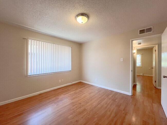 Building Photo - Inviting Duplex Just 5 Minutes from Sac State