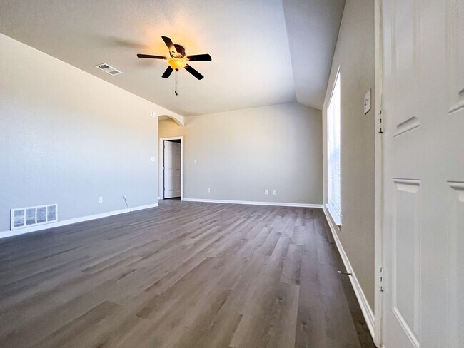 Building Photo - 3307 Southhill Dr
