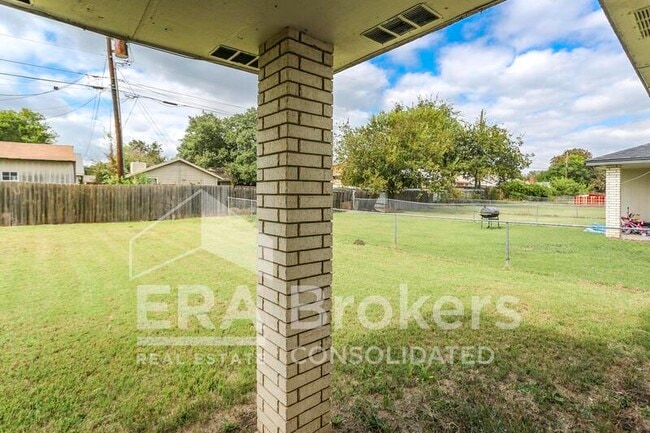 Building Photo - 1907 Windward Dr