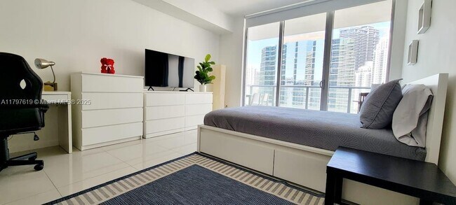 Building Photo - 1300 Brickell Bay Dr