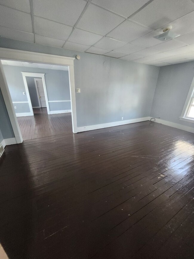 Building Photo - Upper 2 bedroom apartment
