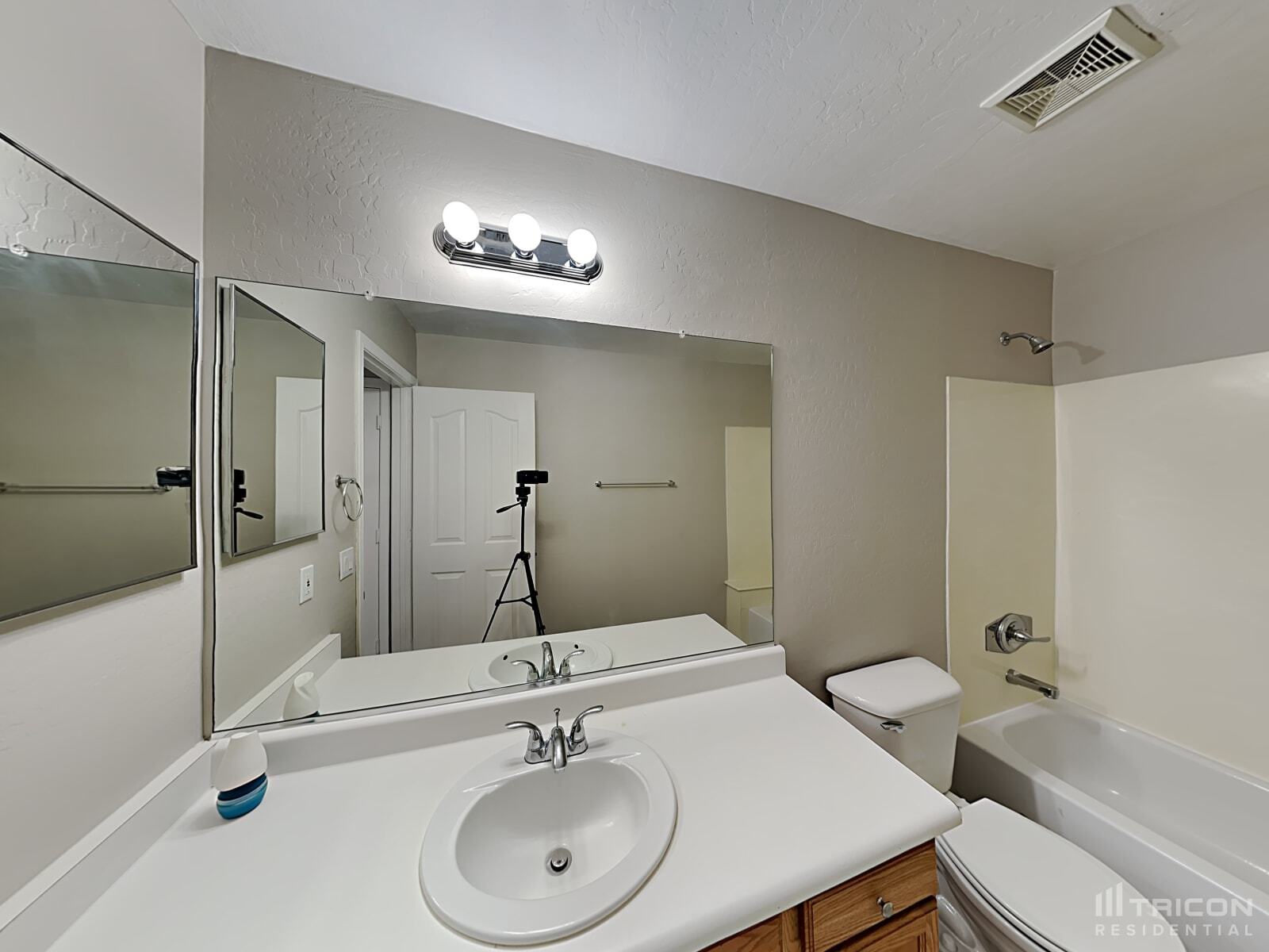 Building Photo - 43766 Elm Dr
