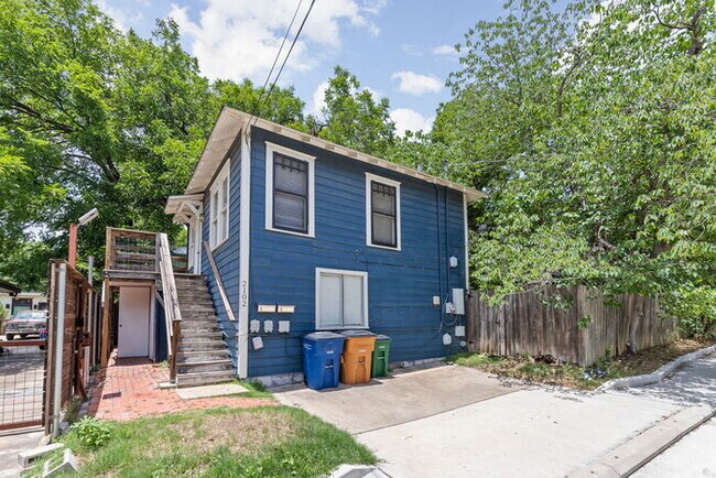 Building Photo - Charming, cozy, and great location!