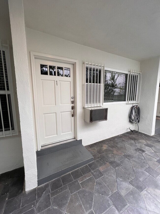 Entry - 615 N Flores St