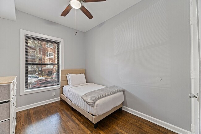 Building Photo - 909 W Agatite Ave