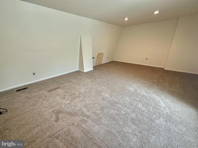 Building Photo - 560 Foxwood Ln