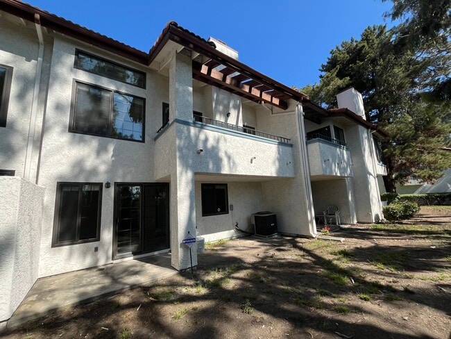 Building Photo - 1550 Apache Dr