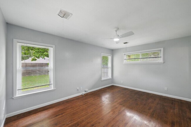 Building Photo - Newly Updated with Large Yard!