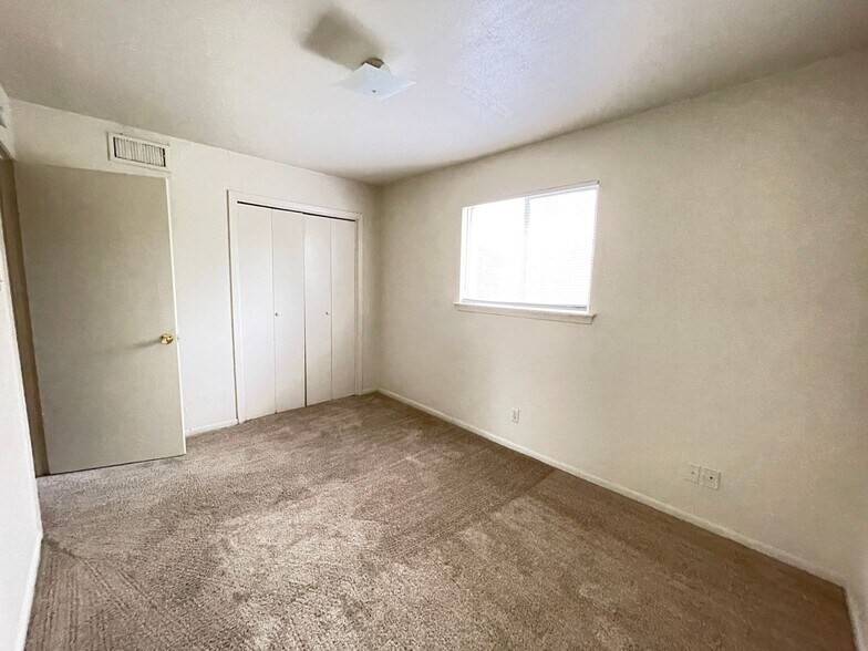 Building Photo - 228 Hold St