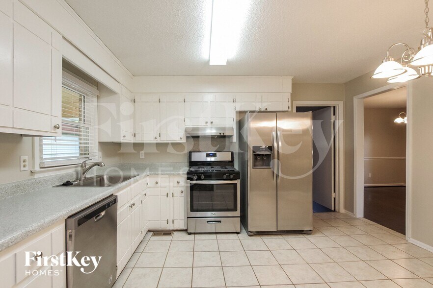 Building Photo - 1023 Lightwood Dr